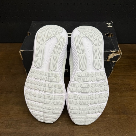 New W/ Box! Women's Under Armour Charged Surge 4 White Running Sneakers Size 7 - Picture 5 of 5